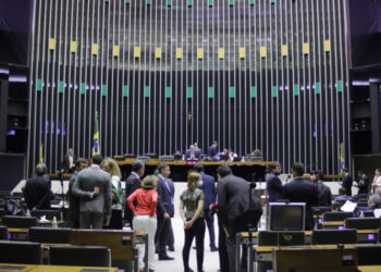 Bancada do RN se dividiu na votação que aprovou o regime de urgência para votação do PL das fake news na Câmara