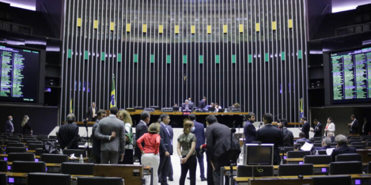 Bancada do RN se dividiu na votação que aprovou o regime de urgência para votação do PL das fake news na Câmara