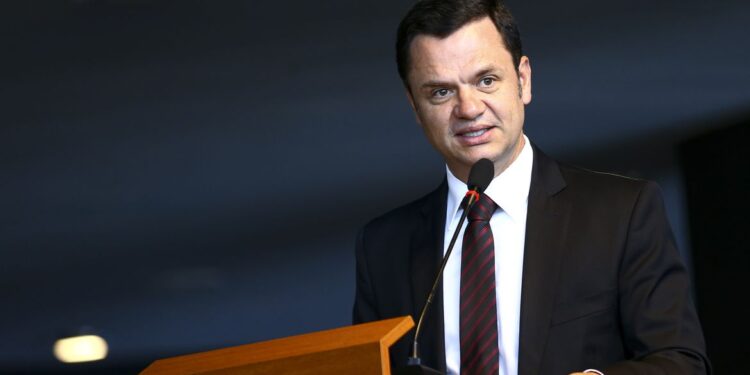 Moraes manda soltar Torres e determina uso de tornozeleira eletrônica