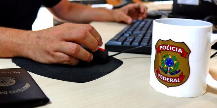 PF cumpre mandado de busca e apreensão contra Bolsonaro, prende seu ex-ajudante de ordens em operação por falsificação de dados de vacinação