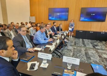 Álvaro Dias discute transporte e mobilidade urbana em encontro da FNP