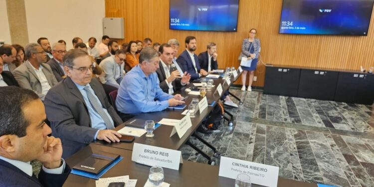 Álvaro Dias discute transporte e mobilidade urbana em encontro da FNP