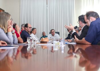 Prefeitura e representantes do setor de transporte se reúnem para discutir melhorias no sistema