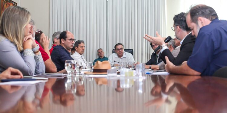 Prefeitura e representantes do setor de transporte se reúnem para discutir melhorias no sistema