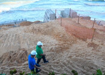 Obra do enrocamento da praia de Ponta Negra segue em ritmo avançado
