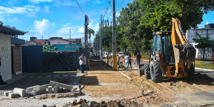 Obras de modernização de calçadas em Natal seguem avançando