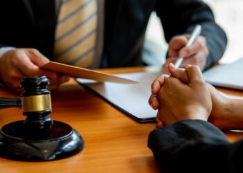 Falta de procedimento criminal na apuração de atos de natureza civil contra pessoa com foro especial não viola competência do TJ