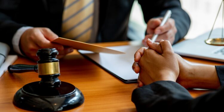 Falta de procedimento criminal na apuração de atos de natureza civil contra pessoa com foro especial não viola competência do TJ