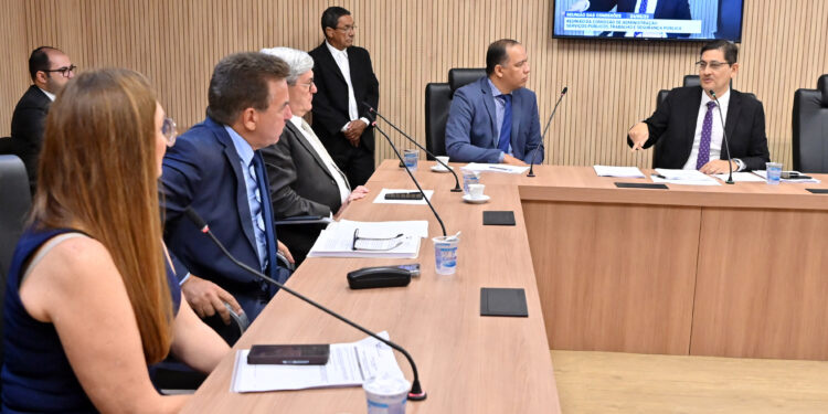 Secretário presta esclarecimentos na ALRN sobre empréstimos consignados