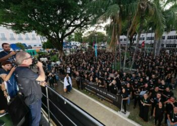 Ato em apoio ao Sesc e Senac reúne mais de mil pessoas no Centro Comercial de Natal