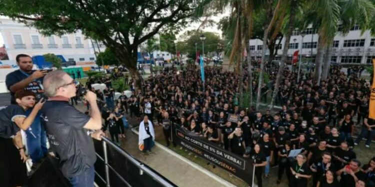Ato em apoio ao Sesc e Senac reúne mais de mil pessoas no Centro Comercial de Natal