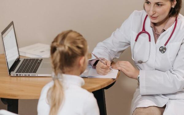 Justiça determina que plano de saúde custeie tratamento domiciliar para criança com fenda palatina