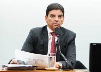 Relator apresenta novo regime fiscal com medidas para controlar gastos do governo