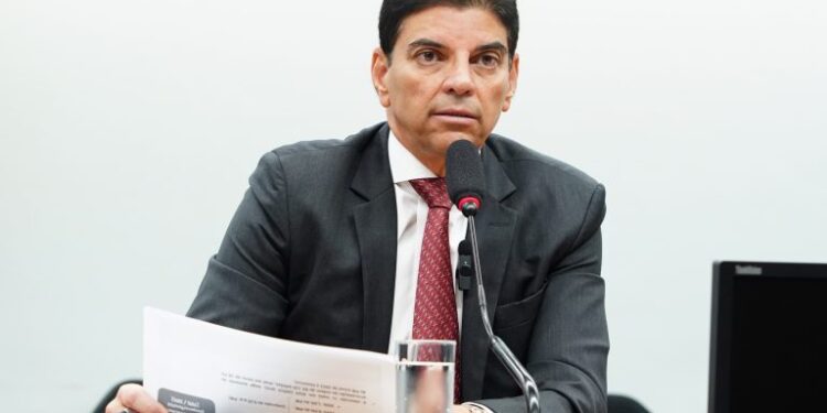 Relator apresenta novo regime fiscal com medidas para controlar gastos do governo