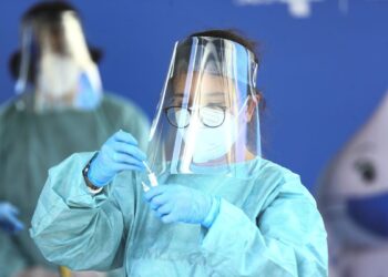 Covid-19 não acabou e vacinação segue fundamental, alerta ministra