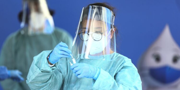 Covid-19 não acabou e vacinação segue fundamental, alerta ministra