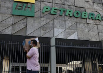 Petrobras reduz em R$ 0,44 valor do diesel e em R$ 0,40 o da gasolina