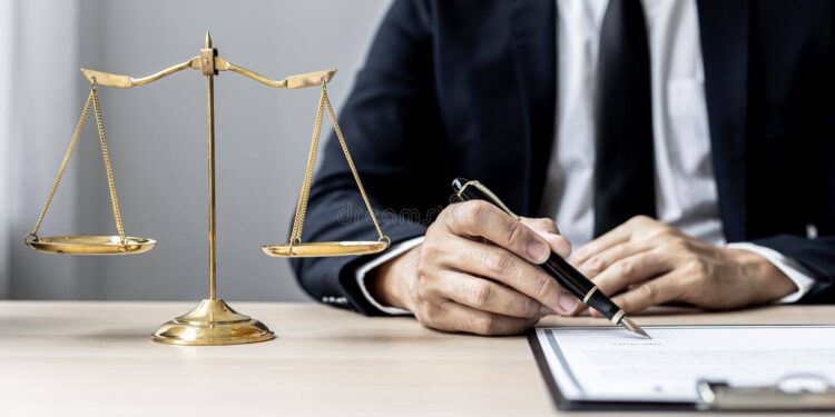 É facultado ao autor aditar petição inicial no caso de réu falecido antes do ajuizamento da ação