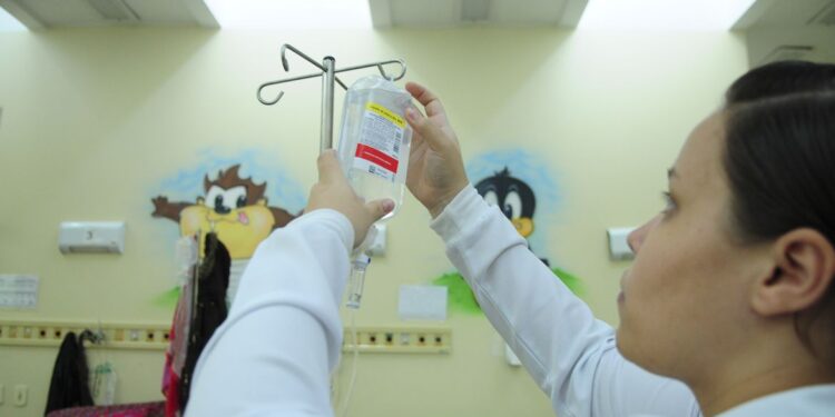 Efetivação de piso salarial da enfermagem ainda enfrenta resistência