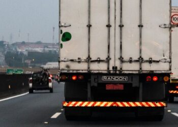 Consumidor que ficou sem utilizar caminhões por atrasos na entrega de veículos garante indenização na Justiça