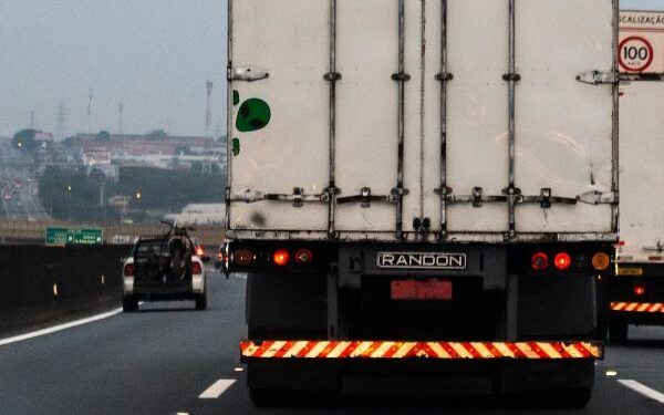 Consumidor que ficou sem utilizar caminhões por atrasos na entrega de veículos garante indenização na Justiça