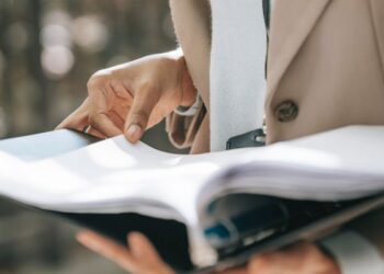 Banco deve indenizar por celebrar contrato sem assinatura válida