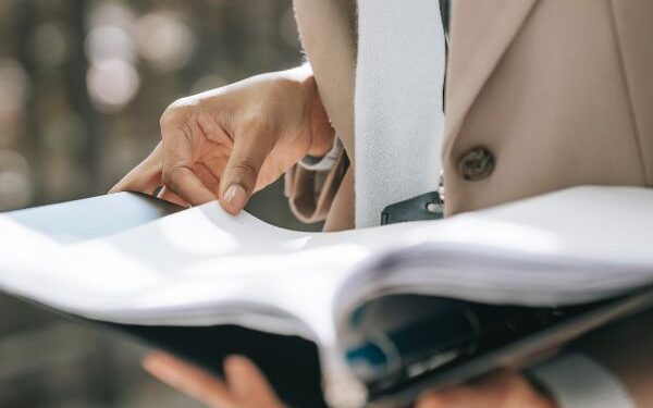 Banco deve indenizar por celebrar contrato sem assinatura válida