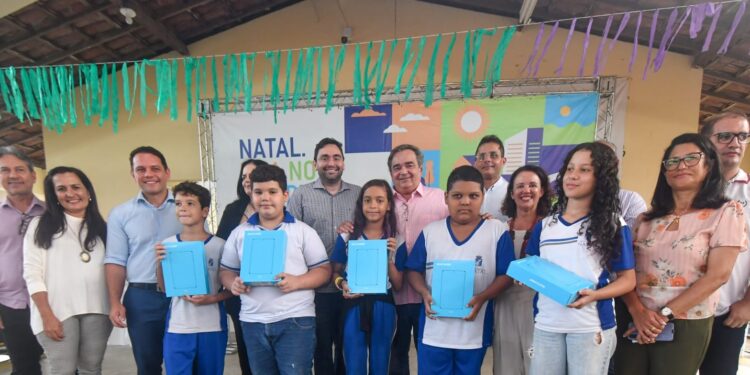Alunos da rede pública municipal de ensino de Natal recebem tablets