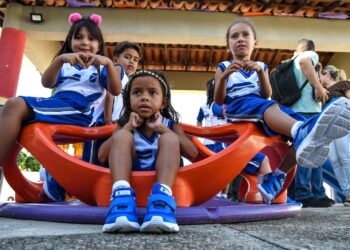 Estudantes da rede de ensino municipal de Natal recebem kits de fardamento