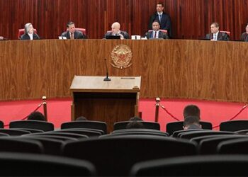 Com o placar de 3 a 1 pela inelegibilidade de Bolsonaro, TSE suspende julgamento