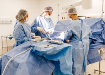 Justiça bloqueia R$ 90 mil do Estado para realização de cirurgia em criança com microcefalia