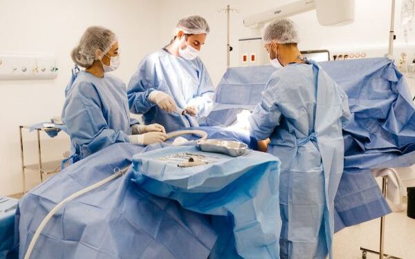 Justiça bloqueia R$ 90 mil do Estado para realização de cirurgia em criança com microcefalia