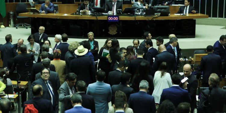 Bancada do RN se divide em votação da MP da organização ministerial