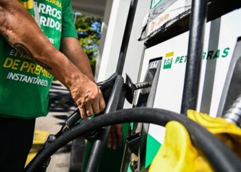Petrobras reduz preço da gasolina em 4,66% para distribuidoras