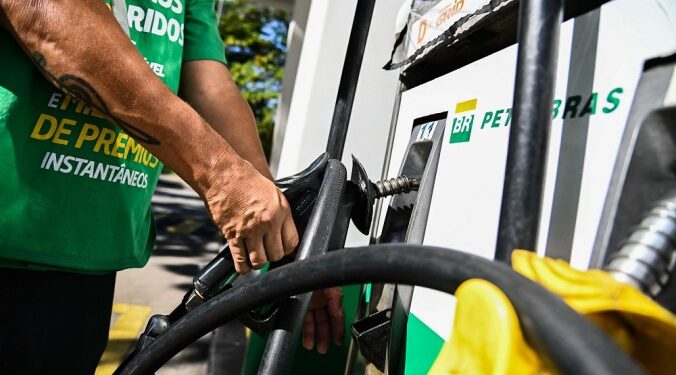 Petrobras reduz preço da gasolina em 4,66% para distribuidoras