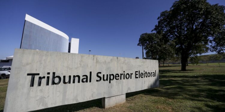 TSE retoma julgamento que pode levar à inelegibilidade de Bolsonaro