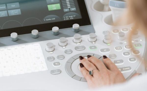 Cliente de plano de saúde será indenizado e reembolsado por ter custeado exame-diagnóstico não excluído de contrato