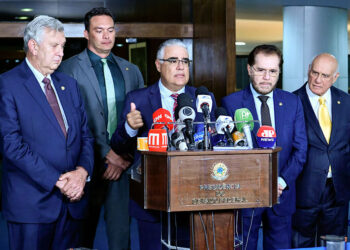 Parlamentares da oposição protocolam pedido de impeachment de Barroso