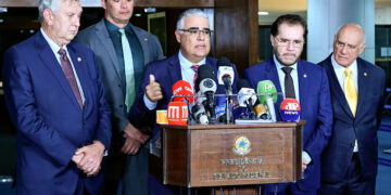 Parlamentares da oposição protocolam pedido de impeachment de Barroso