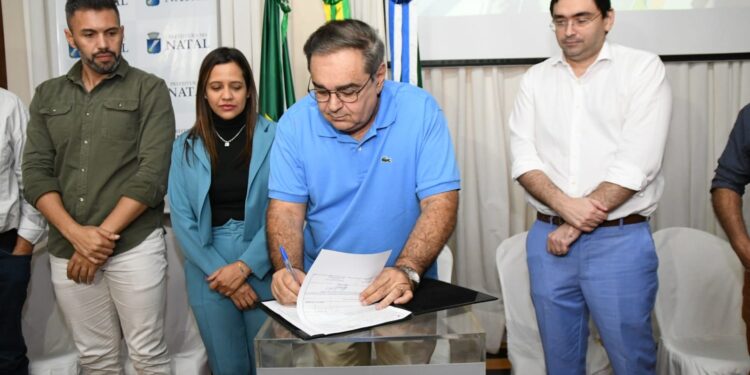 Álvaro Dias destaca investimentos no turismo durante assinatura de ordem de serviço