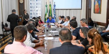 Prefeito se reúne com representantes do Sinte e apresenta proposta de reajuste salarial