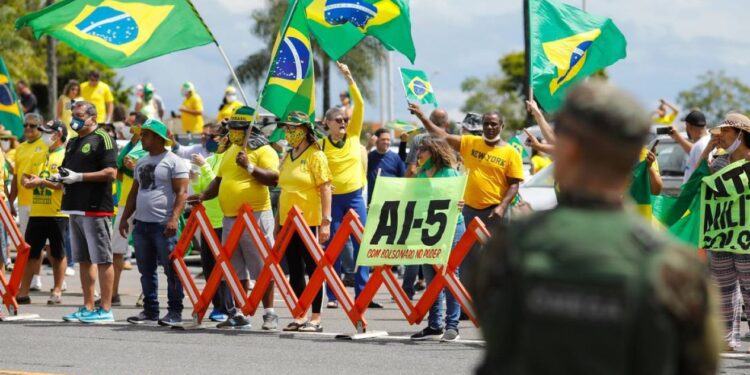 PGR pede que plataformas informem se 244 denunciados por atos de 8 de janeiro são seguidores de ex-presidente