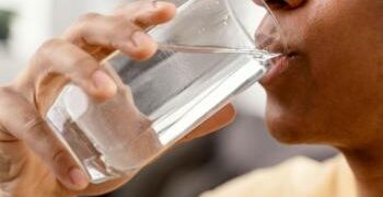 Loja de conveniência é condenada por cobrar água mineral consumida por empregado
