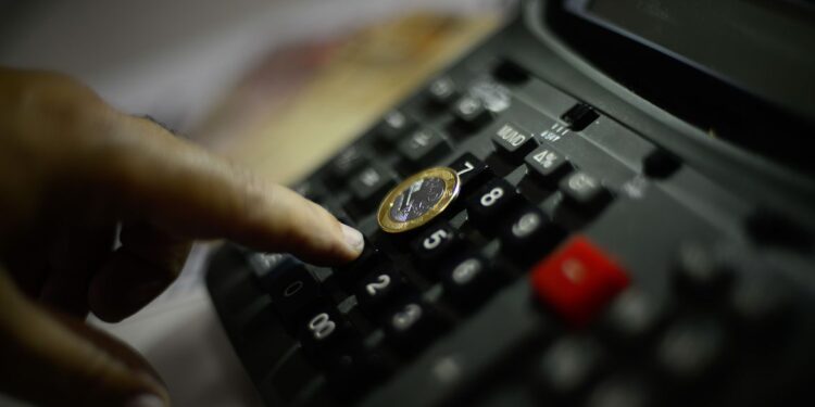 Inflação negativa aumenta pressão por queda de juros