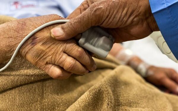 Justiça bloqueia recursos do Governo do Estado para custear tratamento de idosa com câncer