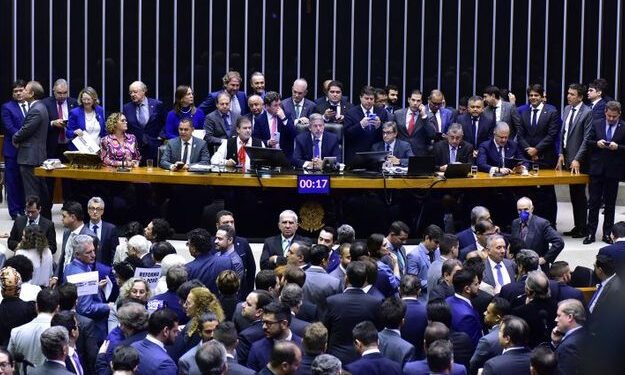 Plenário da Câmara aprovou 87 propostas no 1º semestre; reforma tributária foi maior destaque