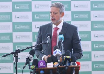 Lira defende conclusão da reforma tributária e diz que texto é ‘divisor de águas’ para economia