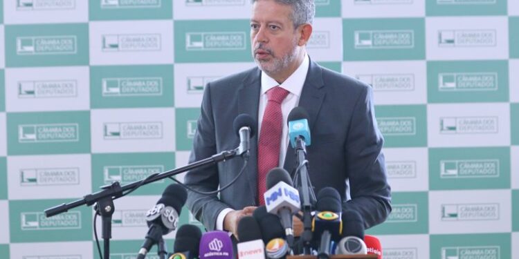 Lira defende conclusão da reforma tributária e diz que texto é ‘divisor de águas’ para economia