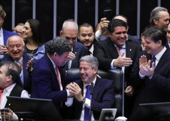 Com seis votos de deputados do RN, Câmara aprova PEC da reforma tributária