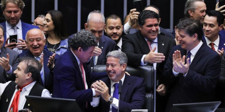 Com seis votos de deputados do RN, Câmara aprova PEC da reforma tributária